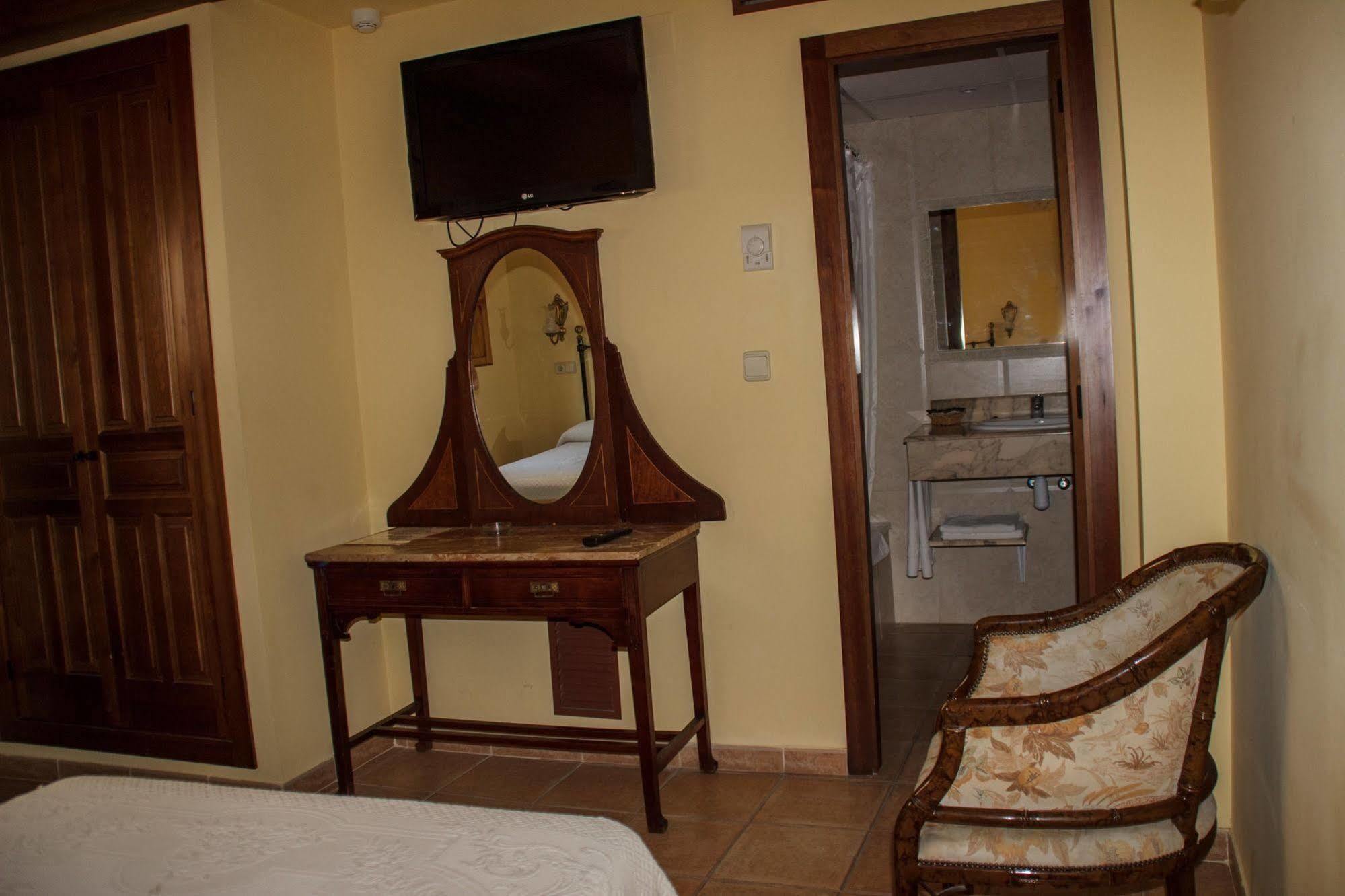 Hotel La Villa Requena Bagian luar foto